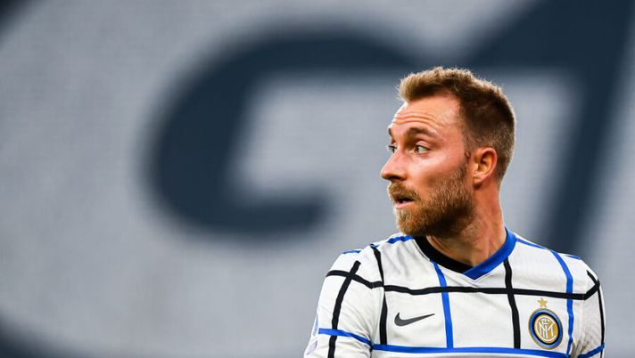 GENOA, ITALY - OCTOBER 24: Christian Eriksen of Inter looks on during the Serie A match between Genoa CFC and Fc Internazionale at Stadio Luigi Ferraris on September 20, 2020 in Genoa, Italy. (Photo by Paolo Rattini/Getty Images) Conte ha deciso: Eriksen è titolare, l’Inter riparte da lui e Darmian dal primo minuto - immagine 1