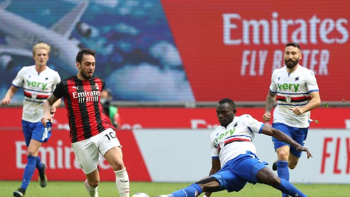 Il fallo di Omar Colley su Hakan Calhanoglu durante Milan-Sampdoria (Getty Images) 
