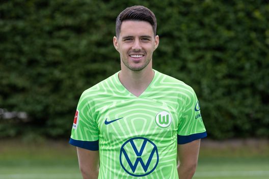 WOLFSBURG, GERMANY - JULY 06: Josip Brekalo of VfL Wolfsburg poses during the team presentation at Volkswagen Arena on July 6, 2022 in Wolfsburg, Germany. (Photo by Ronny Hartmann/Getty Images) brekalo