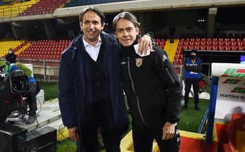  BENEVENTO, ITALY - DECEMBER 15: Simone Inzaghi, SS Lazio coach, greets his brother Filippo Inzaghi, the Benevento Calcio coach before the Serie A match between Benevento Calcio and SS Lazio at Stadio Ciro Vigorito on December 15, 2020 in Benevento, Italy. (Photo by Francesco Pecoraro/Getty Images)
