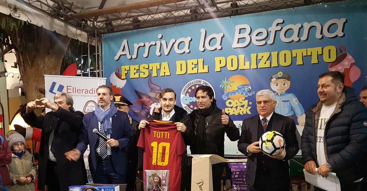 Roma, beneficenza alla Befana del Poliziotto in palio la maglietta autografata di Totti FOTO Roma, beneficenza alla Befana del Poliziotto in palio la maglietta autografata di Totti FOTO