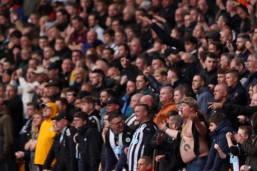 WOLVERHAMPTON, ENGLAND - OCTOBER 02: Newcastle United fans react during the Premier League match between Wolverhampton Wanderers and Newcastle United at Molineux on October 02, 2021 in Wolverhampton, England. (Photo by Naomi Baker/Getty Images) Inghilterra, i soldi… fanno la felicità: “Il Newcastle vincerà la Premier prima del Manchester United…”- immagine 2