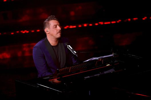 Parte tour di Gabbani nei palazzetti, Conti a sorpresa compare sul palco- immagine 2