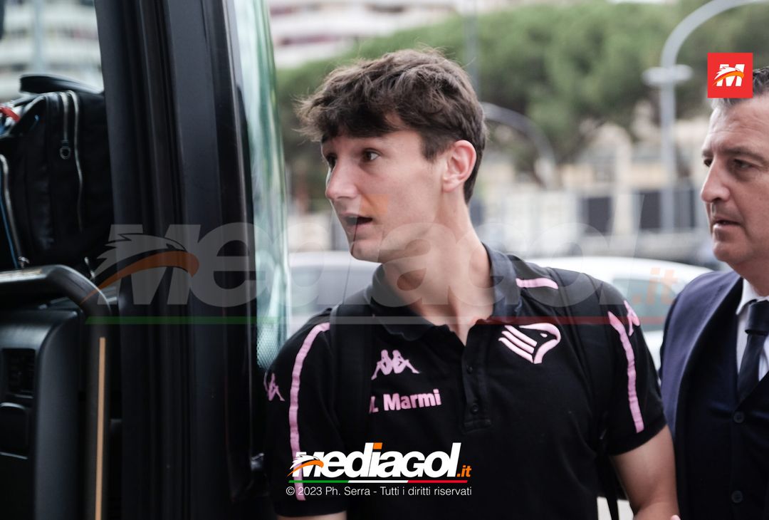 FOTO Cagliari-Palermo, i Rosanero in partenza dal “Renzo Barbera” (GALLERY) - immagine 52