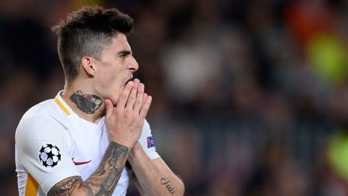 Roma's Argentinian midfielder Diego Perotti reacts after missing a goal opportunity during the UEFA Champions League quarter-final first leg football match between Barcelona and AS Roma at the Camp Nou Stadium in Barcelona on April 4, 2018. / AFP PHOTO / Josep LAGO (Photo credit should read JOSEP LAGO/AFP/Getty Images) Perotti: “Col gioco di Fonseca posso fare molti più gol. E dico sì ai rigori” - immagine 1