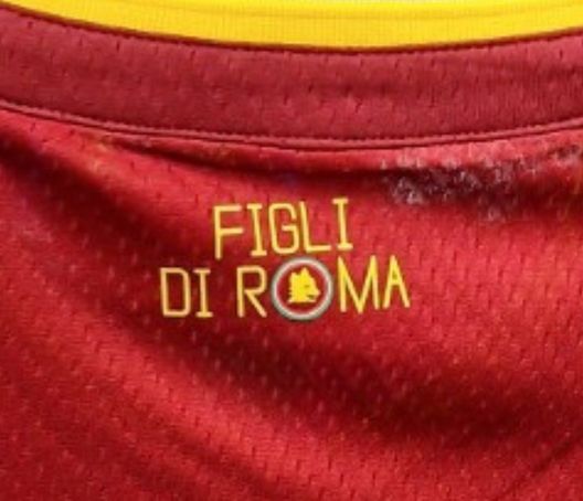 Roma, ecco la maglia per la stagione 2022/23. Colletto stile coreana e logo ASR- immagine 5