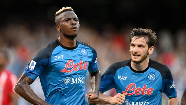 NAPLES, ITALY - AUGUST 21: Victor Osimhen of Napoli celebrates scoring their side's second goal with teammate Khvicha Kvaratskhelia during the Serie A match between Napoli and Monza at Stadio Diego Armando Maradona on August 21, 2022 in Naples, Italy. (Photo by Francesco Pecoraro/Getty Images) Napoli, verso il Liverpool: la decisione su Osimhen! Lozano a disposizione - immagine 1