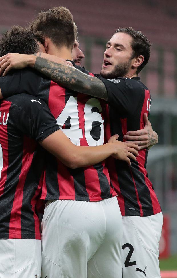 MILAN, ITALY - SEPTEMBER 24: Hakan Calhanoglu of AC Milan celebrates his second goal with his team-mates during the UEFA Europa League third qualifying round match between AC Milan and Bodo Glimt at Stadio Giuseppe Meazza on September 24, 2020 in Milan, Italy. (Photo by Emilio Andreoli/Getty Images) MILAN, ITALY - SEPTEMBER 24: Hakan Calhanoglu of AC Milan celebrates his second goal with his team-mates during the UEFA Europa League third qualifying round match between AC Milan and Bodo Glimt at Stadio Giuseppe Meazza on September 24, 2020 in Milan, Italy. (Photo by Emilio Andreoli/Getty Images)