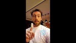 VIDEO / Marchisio, ma che fai? S’infortuna tagliando il pane!