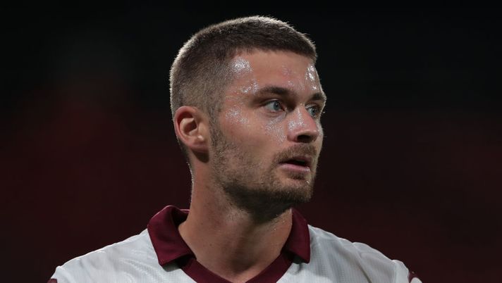MONZA, ITALY - AUGUST 13: Karol Linetty of Torino FC looks on during the Serie A match between AC Monza and Torino FC at Stadio Brianteo on August 13, 2022 in Monza, Italy. (Photo by Emilio Andreoli/Getty Images) Da Linetty e Vlasic a Lukic, Vojvoda e Radonjic: le prove di formazione del Torino - immagine 1