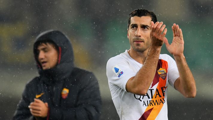 VERONA, ITALY - DECEMBER 01:  Henrikh Mkhitaryan of As Roma celebrates the victory after the Serie A match between Hellas Verona and AS Roma at Stadio Marcantonio Bentegodi on December 1, 2019 in Verona, Italy.  (Photo by Alessandro Sabattini/Getty Images) 