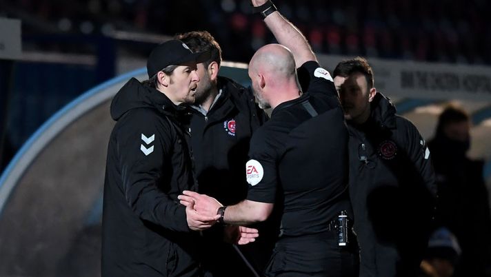 L'eterna tensione fra arbitri e giocatori L'eterna tensione fra arbitri e giocatori