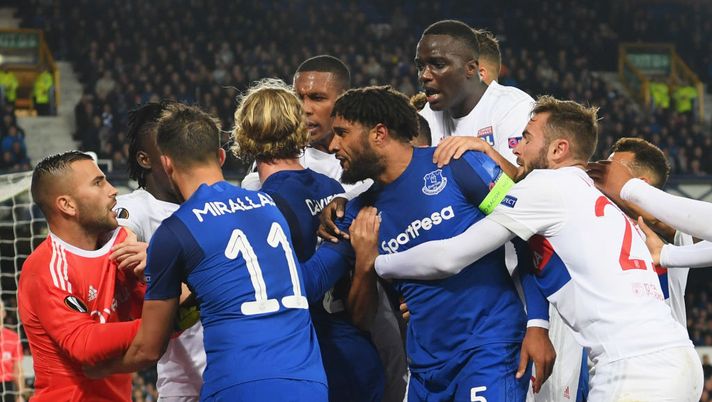 VIDEO, Europa League: maxi rissa in Everton-Lione con tifoso di casa che si scaglia contro il portiere avversario. L’Uefa apre inchiesta 
