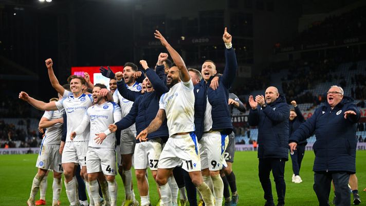 BIRMINGHAM, ENGLAND - JANUARY 08: Jordan Roberts of Stevenage celebrates victory with teammates and Steve Evans (R), Manager of Stevenage, following the Emirates FA Cup Third Round match between Aston Villa and Stevenage at Villa Park on January 08, 2023 in Birmingham, England. (Photo by Clive Mason/Getty Images) La magia della FA CUP: lo Stevenage vince in casa dell’Aston Villa. Emery chiede scusa ai tifosi - immagine 1