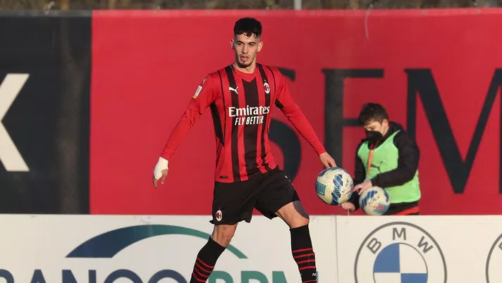 MILAN, ITALY - JANUARY 29: Andrea Capone of AC Milan in action during the Primavera 1 match between AC Milan U19 and Empoli U19 at Centro Sportivo Vismara on January 29, 2022 in Milan, Italy. (Photo by AC Milan/AC Milan via Getty Images)