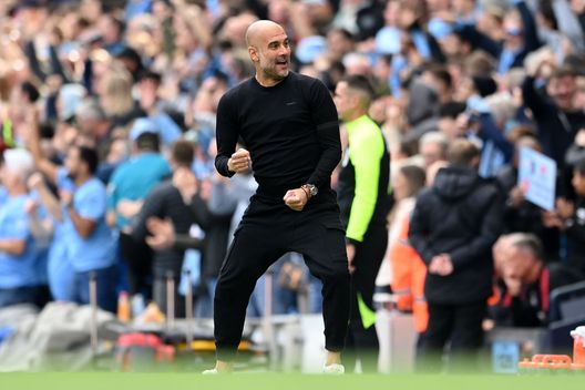 MANCHESTER, ENGLAND - OCTOBER 02: Pep Guardiola, Manager of Manchester City, celebrates as Erling Haaland of Manchester City (not pictured) scores their sides second goal during the Premier League match between Manchester City and Manchester United at Etihad Stadium on October 02, 2022 in Manchester, England. (Photo by Michael Regan/Getty Images) Guardiola scatenato: “Ci manca il fuoco. Pubblico in silenzio per 45′ rivoglio i miei tifosi” - immagine 1