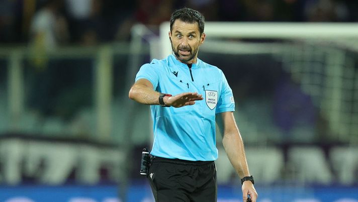 FLORENCE, ITALY - AUGUST 18: Referee Daniel Stefanski gestures during the UEFA Europa Conference League 2022/23 Play-offs First Leg match between ACF Fiorentina and FC Twente at Artemio Franchi on August 18, 2022 in Florence, Italy. (Photo by Gabriele Maltinti/Getty Images) La moViola: Stefanski promosso, qualche dubbio sulla rete olandese - immagine 1