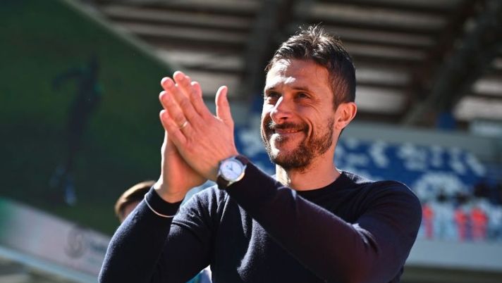 REGGIO NELL'EMILIA, ITALY - APRIL 10: Alessio Dionisi head coach of US Sassuolo gestures during the Serie A match between US Sassuolo v Atalanta BC on April 10, 2022 in Reggio nell'Emilia, Italy. (Photo by Alessandro Sabattini/Getty Images) Dionisi: “Non rispondo a Tudor, ognuno guardi in casa propria! Due assenti per domani” - immagine 1