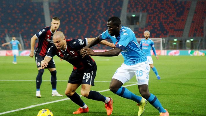 BOLOGNA, ITALY - NOVEMBER 08: Kalidou Koulibaly of SSC Napolin ( R )  kicks the ball past Lorenzo De Silvestri of Bologna FC ( L )during the Serie A match between Bologna FC and SSC Napoli at Stadio Renato Dall'Ara on November 08, 2020 in Bologna, Italy. (Photo by Mario Carlini / Iguana Press/Getty Images) 