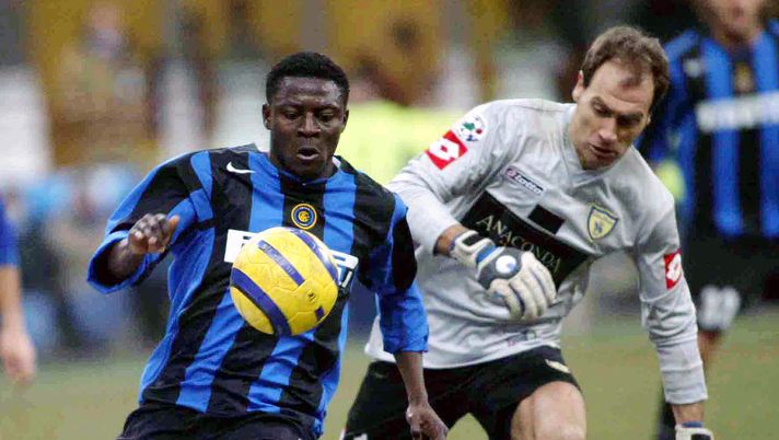 MILAN, ITALY - JANUARY 22:  Obafemi Martins of Inter Milan struggles for control of the ball with Luca Marchegiani of Chievo Verona January 22, 2005 at Stadio Giuseppe Meazza in Milan, Italy.  (Photo by Newpress/Getty Images) 