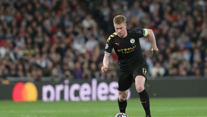 MADRID, SPAIN - FEBRUARY 26: Kevin De Bruyne of Manchester City FC controls the ball during the UEFA Champions League round of 16 first leg match between Real Madrid and Manchester City at Bernabeu on February 26, 2020 in Madrid, Spain. (Photo by Gonzalo Arroyo Moreno/Getty Images) 