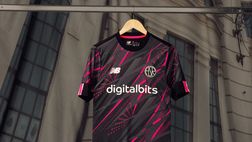 Roma, i dettagli della terza maglia nera e rosa con il logo storico – FOTO GALLERY