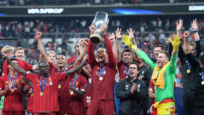 ISTANBUL, TURKEY - AUGUST 14: Virgil van Dijk of Liverpool lifts the UEFA Super Cup trophy as Liverpool celebrate victory following the UEFA Super Cup match between Liverpool and Chelsea at Vodafone Park on August 14, 2019 in Istanbul, Turkey. (Photo by Michael Regan/Getty Images) 