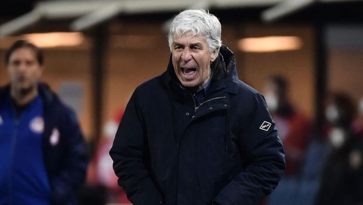 Atalanta's Italian coach Gian Piero Gasperini gives instructions to his players during the UEFA Europa League play-off football match between Atalanta and Olympiakos on February 17, 2022 at the Gewiss Stadium in Bergamo. (Photo by Filippo MONTEFORTE / AFP) (Photo by FILIPPO MONTEFORTE/AFP via Getty Images) Gasperini: “Cose pesantissime contro di noi in Serie A! Mai dubbi su Muriel, così vedo Malinovskyi” - immagine 1