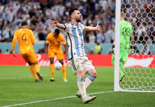 LUSAIL CITY, QATAR - DECEMBER 09: Lionel Messi of Argentina celebrates after scoring the team's second goal via a penalty during the FIFA World Cup Qatar 2022 quarter final match between Netherlands and Argentina at Lusail Stadium on December 09, 2022 in Lusail City, Qatar. (Photo by Clive Brunskill/Getty Images) Messi eguaglia il record Bati, il Re Leone: “Un onore condividerlo con te”- immagine 2