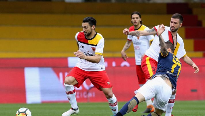BENEVENTO, ITALY - APRIL 04:  Filip Djuricic of Benevento competes for the ball with Marcel Buchel of Verona during the serie A match between Benevento Calcio and Hellas Verona FC at Stadio Ciro Vigorito on April 4, 2018 in Benevento, Italy.  (Photo by Maurizio Lagana/Getty Images)  BENEVENTO, ITALY - APRIL 04:  Filip Djuricic of Benevento competes for the ball with Marcel Buchel of Verona during the serie A match between Benevento Calcio and Hellas Verona FC at Stadio Ciro Vigorito on April 4, 2018 in Benevento, Italy.  (Photo by Maurizio Lagana/Getty Images)