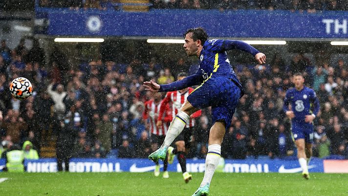 LONDON, ENGLAND - OCTOBER 02: Ben Chilwell of Chelsea scores their side's third goal during the Premier League match between Chelsea and Southampton at Stamford Bridge on October 02, 2021 in London, England. (Photo by Ryan Pierse/Getty Images) Il Manchester City sta preparando una rivoluzione sulla fascia sinistra - immagine 1