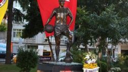 Morì 3 giorni prima del derby di Istanbul: inaugurata la nuova statua di Can Bartu