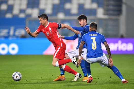 REGGIO NELL'EMILIA, ITALY - NOVEMBER 15: Alessandro Bastoni of Italy tackles Robert Lewandowski of Poland during the UEFA Nations League group stage match between Italy and Poland at Mapei Stadium - Citta' del Tricolore on November 15, 2020 in Reggio nell'Emilia, Italy. (Photo by Valerio Pennicino/Getty Images) REGGIO NELL'EMILIA, ITALY - NOVEMBER 15: Alessandro Bastoni of Italy tackles Robert Lewandowski of Poland during the UEFA Nations League group stage match between Italy and Poland at Mapei Stadium - Citta' del Tricolore on November 15, 2020 in Reggio nell'Emilia, Italy. (Photo by Valerio Pennicino/Getty Images)