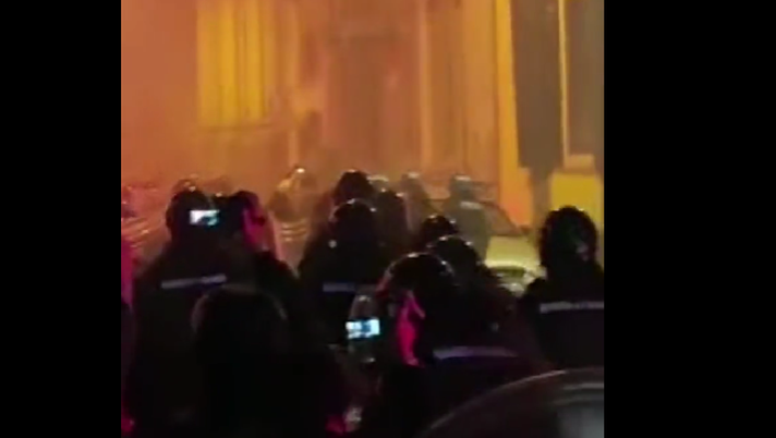 VIDEO Petardi e bombe carta in zona lungomare: non si placa la guerriglia in città - immagine 1