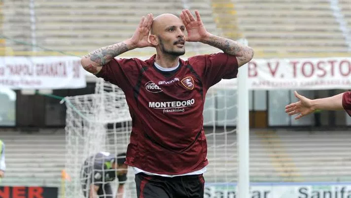 SAL - 21 04 2013 Salernitana - Poggibonsi campionato lega pro seconda divisione Nella Foto l'esultanza di ciro ginestra dopo il gol del pareggio Foto Tanopress - Salernitana-Poggibonsi più festa promozione - fotografo: Tanopress