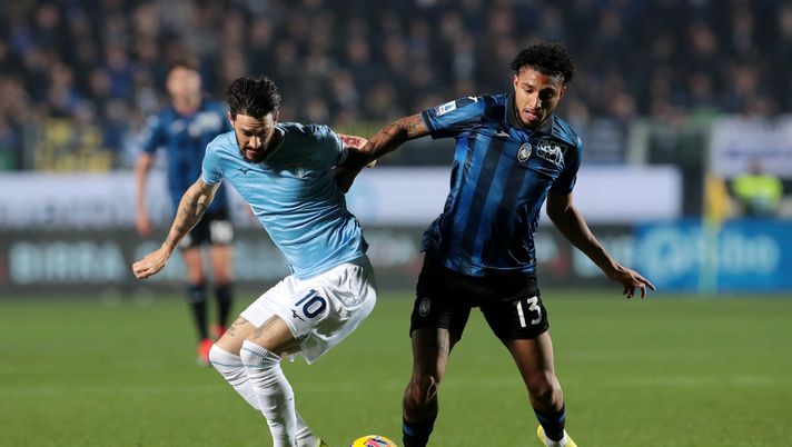 BERGAMO, ITALY - FEBRUARY 04: Luis Alberto of SS Lazio and Ederson of Atalanta BC compete for the ball during the Serie A TIM match between Atalanta BC and SS Lazio at Gewiss Stadium on February 04, 2024 in Bergamo, Italy. (Photo by Emilio Andreoli/Getty Images) Atalanta-Lazio è la festa del gol: nelle ultime 11 partite a Bergamo… - immagine 1