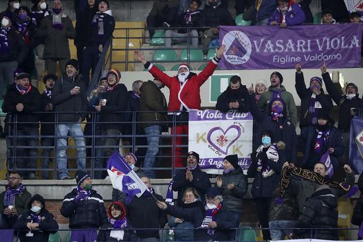 VERONA, ITALY - DECEMBER 22: Fans of ACF Fiorentina attend during the Serie A match between Hellas Verona and ACF Fiorentina at Stadio Marcantonio Bentegodi on December 22, 2021 in Verona, Italy. (Photo by Giuseppe Cottini/Getty Images) VERONA, ITALY - DECEMBER 22: Fans of ACF Fiorentina attend during the Serie A match between Hellas Verona and ACF Fiorentina at Stadio Marcantonio Bentegodi on December 22, 2021 in Verona, Italy. (Photo by Giuseppe Cottini/Getty Images)