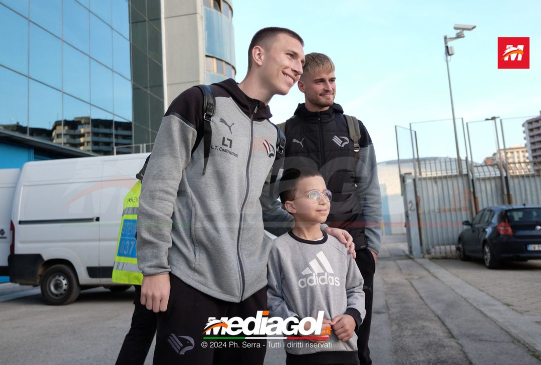 FOTO PALERMO: I giocatori del Palermo scattano selfie con i tifosi (GALLERY) - immagine 9