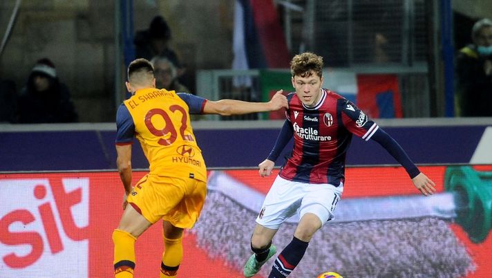 BOLOGNA, ITALY - DECEMBER 01: Andreas Skov Olsen of Bologna FC in action during the Serie A match between Bologna FC v AS Roma at Stadio Renato Dall'Ara on December 01, 2021 in Bologna, Italy. (Photo by Mario Carlini / Iguana Press/Getty Images) UFFICIALE – Skov Olsen lascia il Bologna e il fantacalcio: passa al Club Brugge - immagine 1