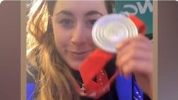 Video – Sofia Goggia mostra la medaglia d’argento, esulta anche il suo cane