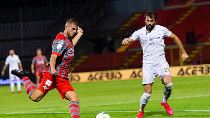 CREMONA, ITALY - JULY 31: Luca Valzania of US Cremonese and Alberto Almici of Pordenone Calcio in action during the serie B match between US Cremonese and Pordenone Calcio at Stadio Giovanni Zini on July 31, 2020 in Cremona, Italy. (Photo by Marco M. Mantovani/Getty Images for Lega Serie B)  CREMONA, ITALY - JULY 31: Luca Valzania of US Cremonese and Alberto Almici of Pordenone Calcio in action during the serie B match between US Cremonese and Pordenone Calcio at Stadio Giovanni Zini on July 31, 2020 in Cremona, Italy. (Photo by Marco M. Mantovani/Getty Images for Lega Serie B)