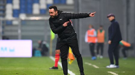 REGGIO NELL'EMILIA, ITALY - FEBRUARY 20: Roberto De Zerbi, Head Coach of U.S. Sassuolo Calcio gis his team instructions during the Serie A match between US Sassuolo and Bologna FC at Mapei Stadium - Città del Tricolore on February 20, 2021 in Reggio nell'Emilia, Italy. Sporting stadiums around Italy remain under strict restrictions due to the Coronavirus Pandemic as Government social distancing laws prohibit fans inside venues resulting in games being played behind closed doors. (Photo by Alessandro Sabattini/Getty Images) REGGIO NELL'EMILIA, ITALY - FEBRUARY 20: Roberto De Zerbi, Head Coach of U.S. Sassuolo Calcio gis his team instructions during the Serie A match between US Sassuolo and Bologna FC at Mapei Stadium - Città del Tricolore on February 20, 2021 in Reggio nell'Emilia, Italy. Sporting stadiums around Italy remain under strict restrictions due to the Coronavirus Pandemic as Government social distancing laws prohibit fans inside venues resulting in games being played behind closed doors. (Photo by Alessandro Sabattini/Getty Images)