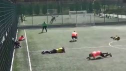 VIDEO / Scoppia una bomba, i giocatori si stendono a terra