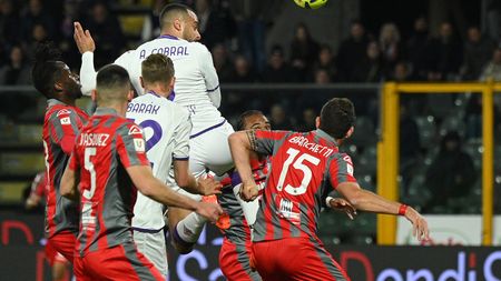 CREMONA, ITALY - APRIL 05: Arthur Cabral of ACF Fiorentina scores the team's first goal during the Coppa Italia Semi Final match between US Cremonese and ACF Fiorentina at Stadio Giovanni Zini on April 05, 2023 in Cremona, Italy. (Photo by Marco M. Mantovani/Getty Images)