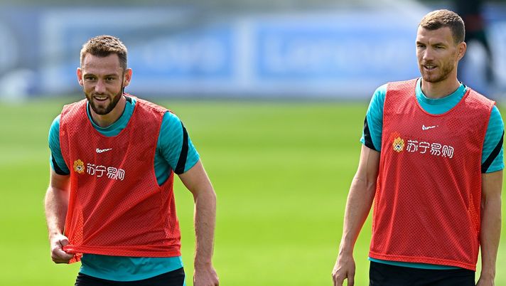 Inter, quale futuro per Dzeko e de Vrij? “Il difensore valuta l’addio. E il bosniaco…” - immagine 1