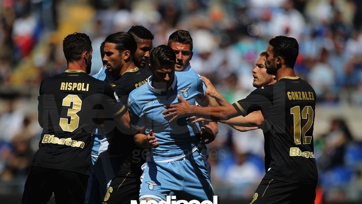 ROME, ITALY - APRIL 23: Wesley Hoedt (C) of SS Lazio fights against Citta' di Palermo players during the Serie A match between SS Lazio and US Citta di Palermo at Stadio Olimpico on April 23, 2017 in Rome, Italy. (Photo by Paolo Bruno/Getty Images) ROME, ITALY - APRIL 23: Wesley Hoedt (C) of SS Lazio fights against Citta' di Palermo players during the Serie A match between SS Lazio and US Citta di Palermo at Stadio Olimpico on April 23, 2017 in Rome, Italy. (Photo by Paolo Bruno/Getty Images)