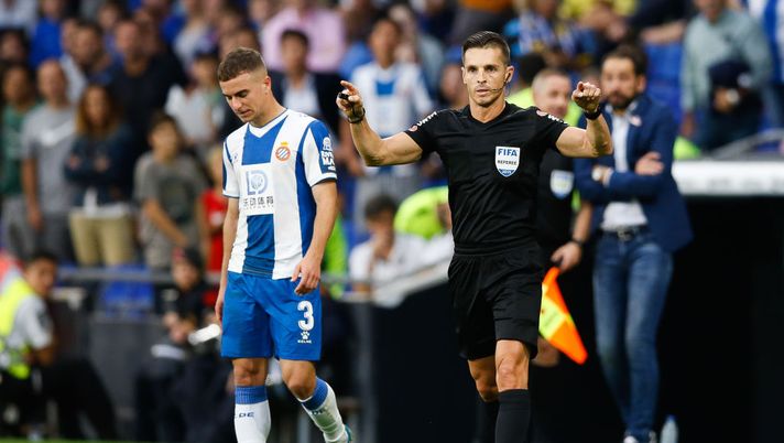 BARCELONA, SPAIN - OCTOBER 20: Referee Carlos Del Cerro Grande gestures during the Liga match between RCD Espanyol and Villarreal CF at RCDE Stadium on October 20, 2019 in Barcelona, Spain. (Photo by Eric Alonso/Getty Images) BARCELONA, SPAIN - OCTOBER 20: Referee Carlos Del Cerro Grande gestures during the Liga match between RCD Espanyol and Villarreal CF at RCDE Stadium on October 20, 2019 in Barcelona, Spain. (Photo by Eric Alonso/Getty Images)