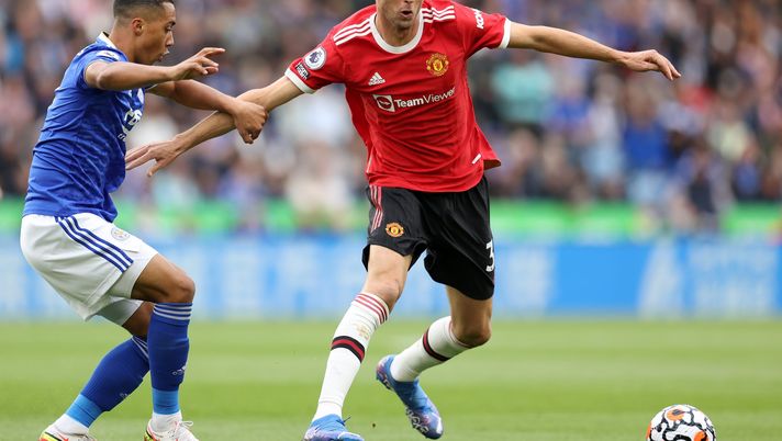 LEICESTER, ENGLAND - OCTOBER 16: Nemanja Matic of Manchester United is challenged by Youri Tielemans of Leicester City during the Premier League match between Leicester City and Manchester United at The King Power Stadium on October 16, 2021 in Leicester, England. (Photo by Alex Pantling/Getty Images) Matic, il calciatore che in Inghilterra non indossò il papavero sulla maglietta perché gli ricordava la guerra - immagine 1