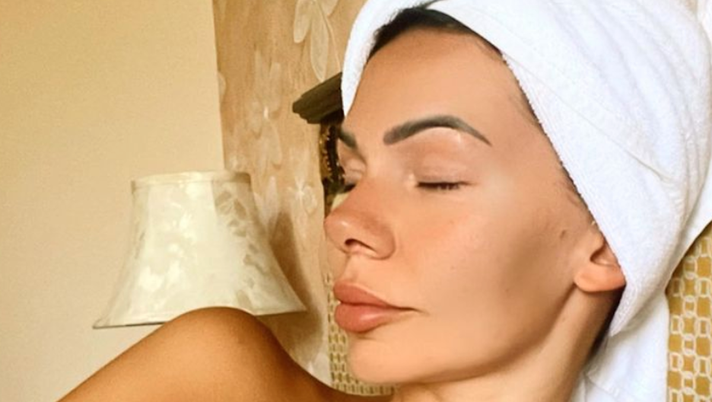 Erjona, décolleté da sogno. L’ex lady Dzemaili scopre le sue forme e fa sognare il web Erjona, décolleté da sogno. L’ex lady Dzemaili scopre le sue forme e fa sognare il web - immagine 1