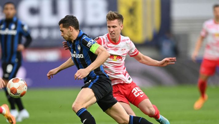 LEIPZIG, GERMANY - APRIL 07: Remo Freuler of Atalanta BC and Dani Olmo of RB Leipzig battle for the ball during the UEFA Europa League Quarter Final Leg One match between RB Leipzig and Atalanta at Football Arena Leipzig on April 07, 2022 in Leipzig, Germany. (Photo by Stuart Franklin/Getty Images) Atalanta, in Europa League si ferma Freuler: le ultime sull’infortunio - immagine 1